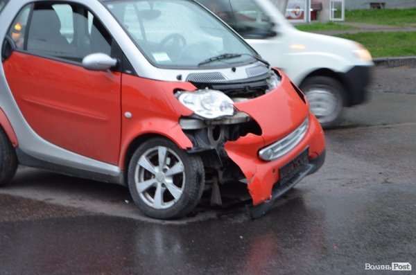 У Луцьку аварія: Smart збив мотоцикліста. ФОТО