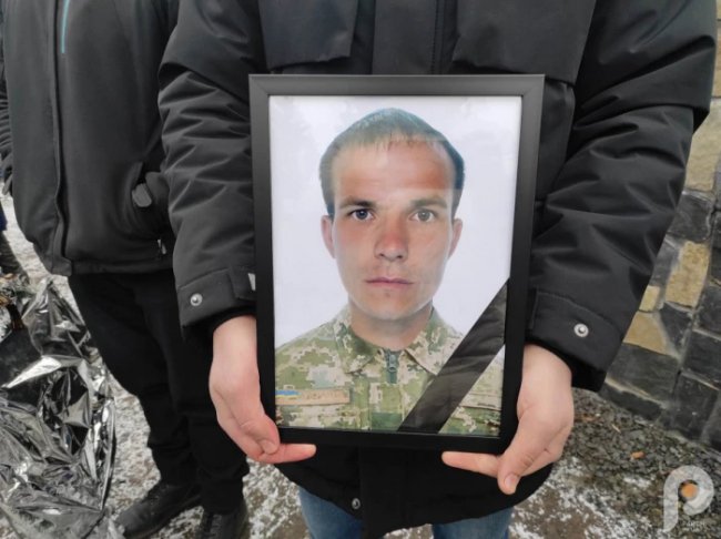 На Волині навколішки зустріли загиблого захисника Олександра Іваненка. ВІДЕО