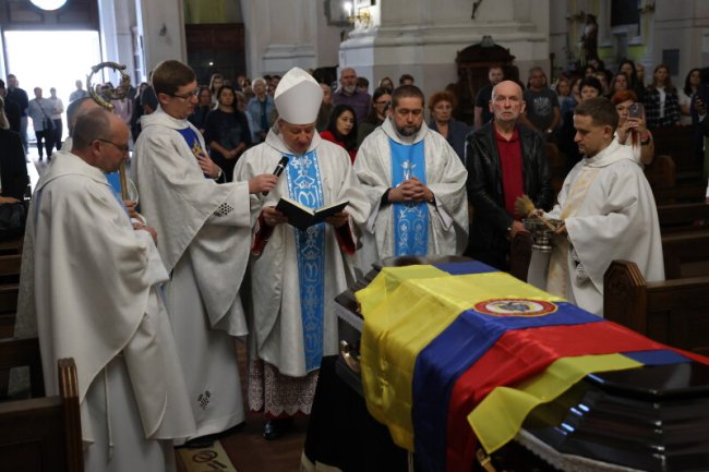 «Він полюбив Україну, за яку віддав життя. Поховати його тут - остання воля сина»: у Луцьку попрощалися з воїном з Колумбії