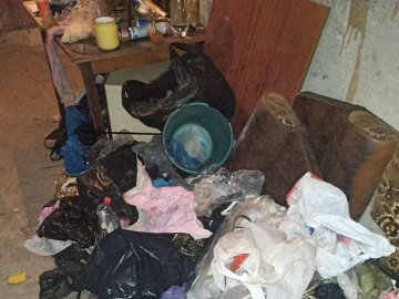Неприємний запах та антисанітарія: лучанин закидав підвал будинку купою сміття. ФОТО