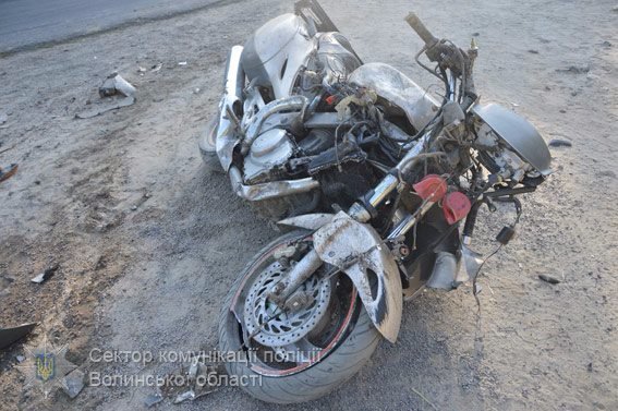 Мотоцикл «врізався» у вантажівку, двоє волинян загинуло