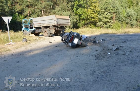 Мотоцикл «врізався» у вантажівку, двоє волинян загинуло
