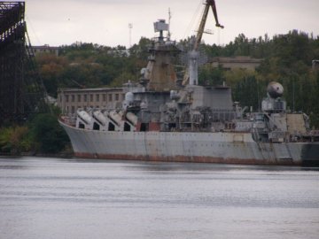 Порошенко наказав зняти озброєння з крейсера «Україна»