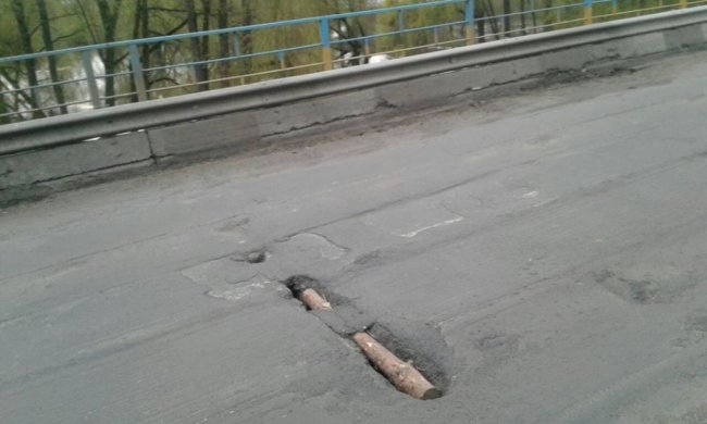 У селищі на Волині міст залатали... поліном. ФОТО