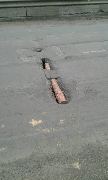 У селищі на Волині міст залатали... поліном. ФОТО