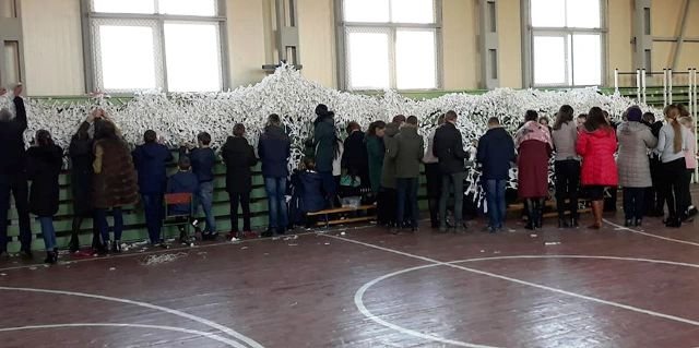 Школярі та вчителі волинської школи сплели величезну маскувальну сітку для воїнів