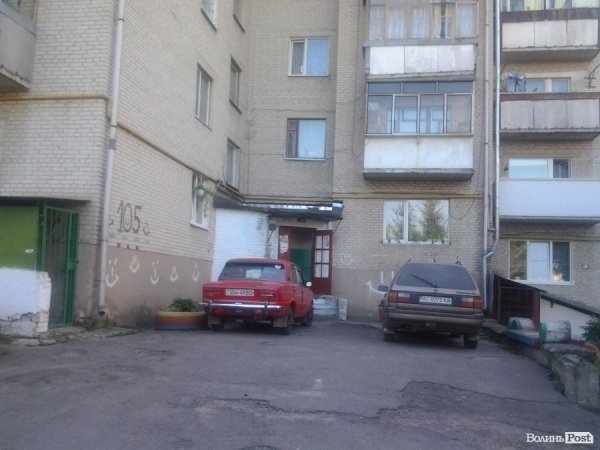 У Луцьку відремонтували три двори, але в сусідніх «яма на ямі». ФОТО