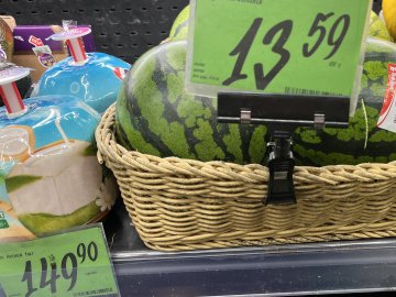 Кавун, диня та персики: скільки коштують у Луцьку