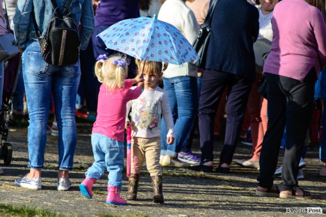 До Винника – навіть на милицях. ФОТОРЕПОРТАЖ із грандіозного концерту у Луцьку