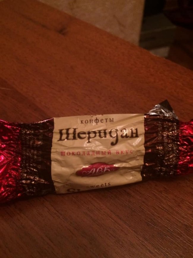 Їх уже поїли хробаки: лучанин придбав зіпсовані цукерки. ФОТО