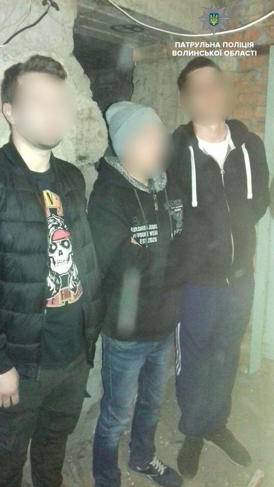 На Волині зловили трьох молодиків, які курили наркотики