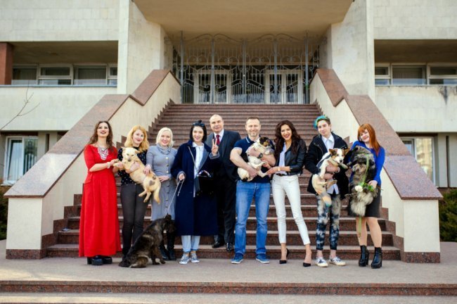 «Заміcть квіточки – собачка»: фотосесія відомих лучан до свята весни