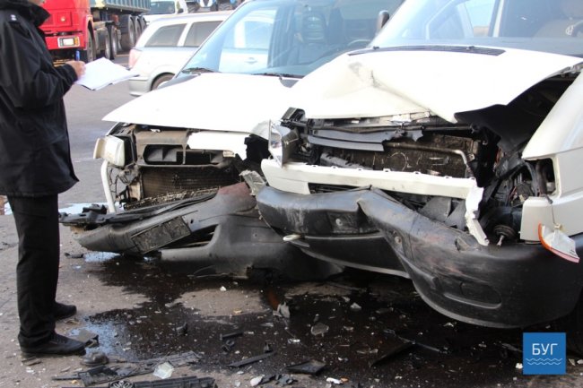 У місті на Волині зіткнулися бус та мінівен. ФОТО