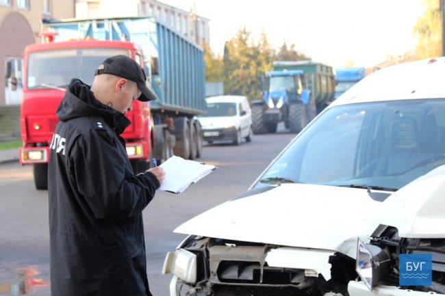 У місті на Волині зіткнулися бус та мінівен. ФОТО