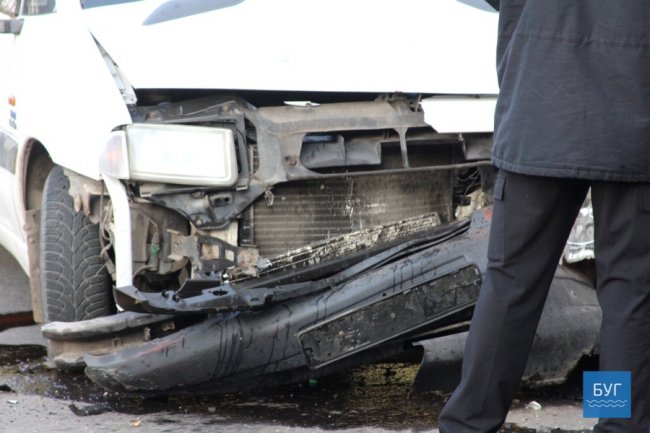 У місті на Волині зіткнулися бус та мінівен. ФОТО