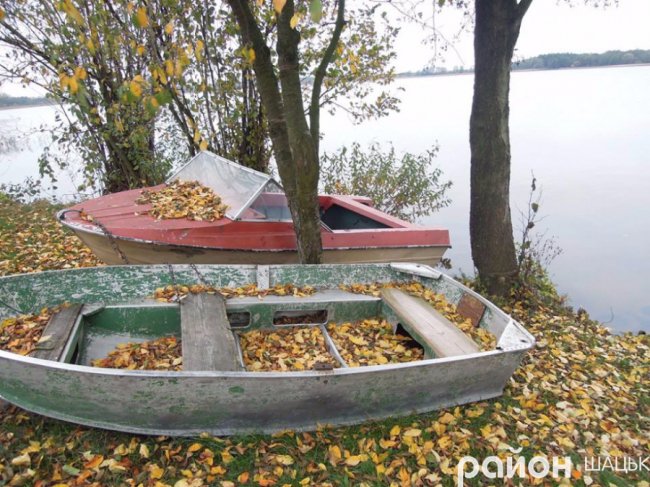 Безлюддя і човни з водою: волинське озеро восени. ФОТО