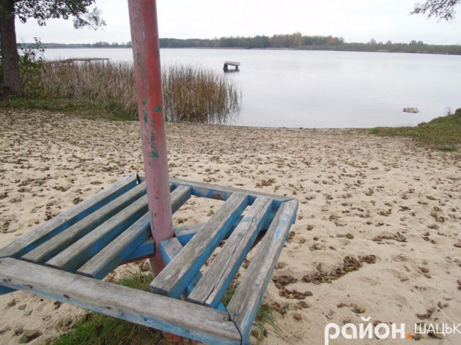 Безлюддя і човни з водою: волинське озеро восени. ФОТО
