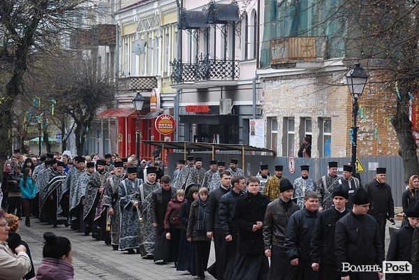 Страсний хресний хід у Луцьку. ФОТО