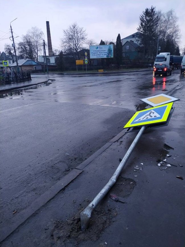 У Володимирі автівка в'їхала у дорожній знак 