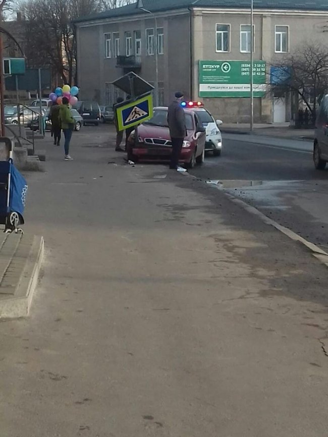 У Володимирі автівка в'їхала у дорожній знак 