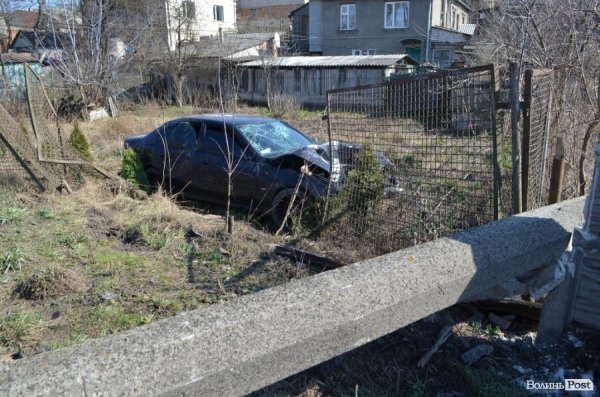 Аварія у Луцьку: легковик протаранив опору ліній електропередач. ФОТО. ВІДЕО