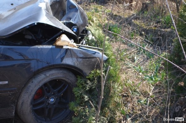 Аварія у Луцьку: легковик протаранив опору ліній електропередач. ФОТО. ВІДЕО