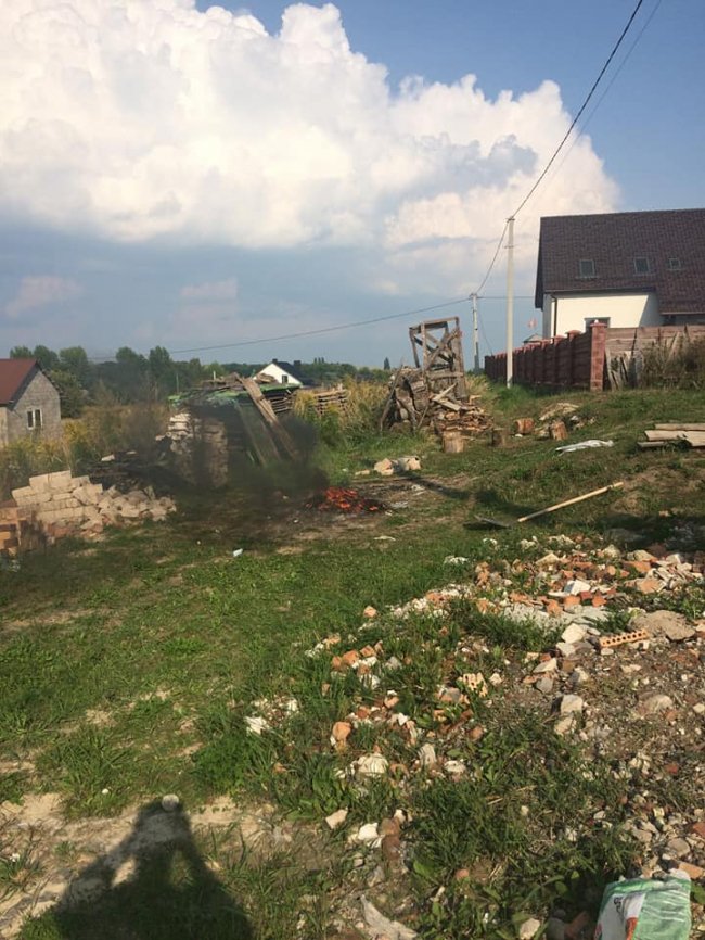 У селі під Луцьком рідні брати привласнили і загидили частину дороги. ФОТО