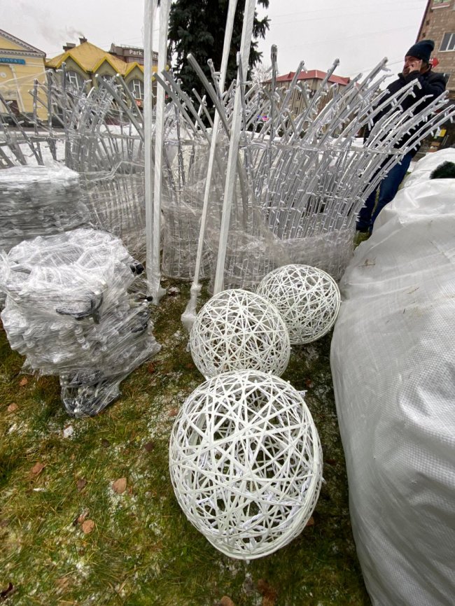 У Ковелі встановлюють головну ялинку міста. ФОТО