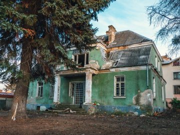 «Не можна просто залазити в бульдозер і викидати водія»: мер Луцька прокоментував знищення унікального будинку 