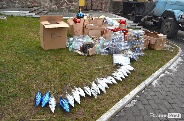 У Луцьку прикрасили ялинку біля міськради. ФОТО