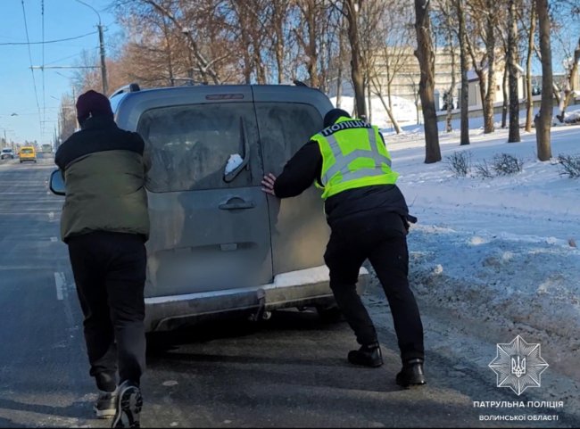 Волинські патрульні показали, як допомагають водіям на дорогах. ФОТО