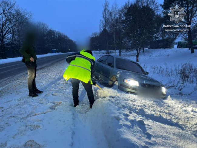 Волинські патрульні показали, як допомагають водіям на дорогах. ФОТО