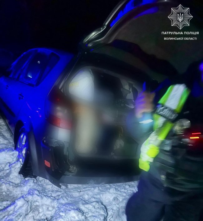 Волинські патрульні показали, як допомагають водіям на дорогах. ФОТО