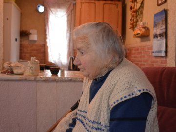 Без спецодягу та техніки: волинський рятувальник витягнув з пожежі стареньку односельчанку. ФОТО