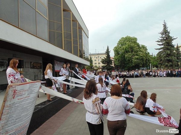 «Єдина країна»: флешмоб у центрі Луцька. ФОТО