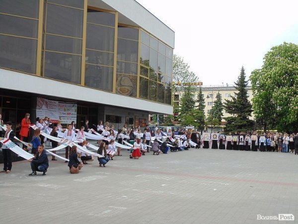 «Єдина країна»: флешмоб у центрі Луцька. ФОТО