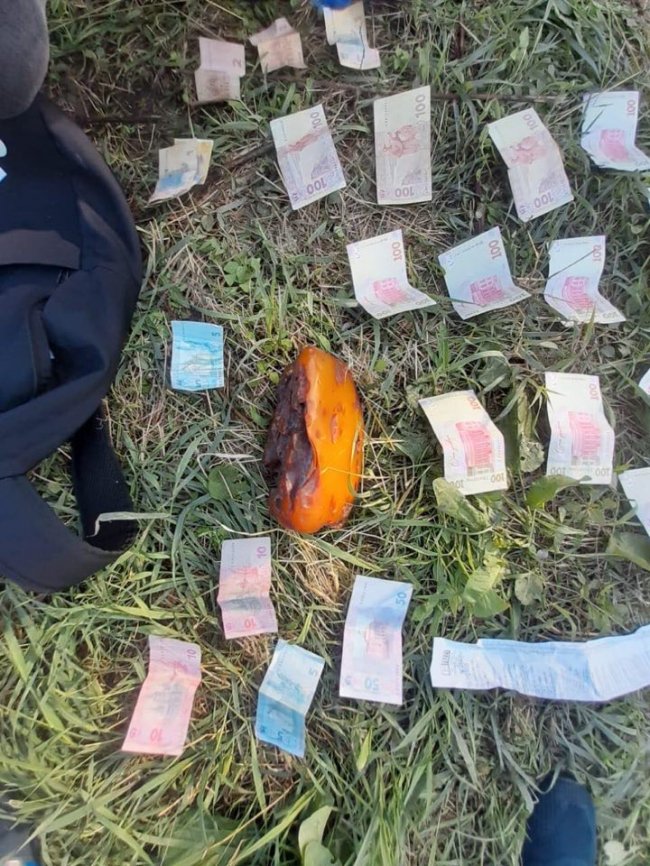 На Волині  в автівці молодика знайшли величезний камінь бурштину. ФОТО