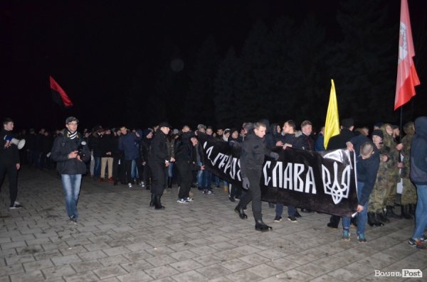 «На деревах замість листя розіпнем сепаратиста», - Марш у Луцьку. ФОТО. ВІДЕО