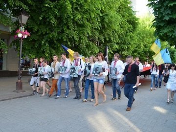 У Луцьку – марш вишиванок. ФОТО