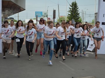 У Луцьку відбувся унікальний для міста «Забіг на шпильках». ФОТО