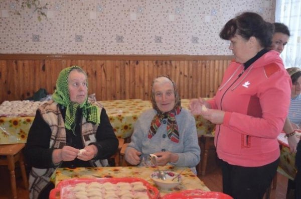 Новий флешмоб: у волинському селі ліпили вареники для військових