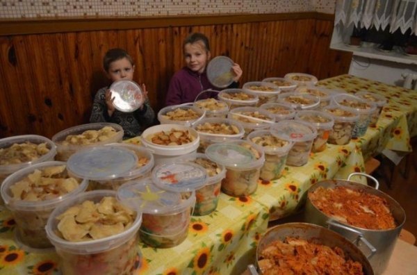 Новий флешмоб: у волинському селі ліпили вареники для військових