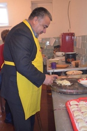 Новий флешмоб: у волинському селі ліпили вареники для військових