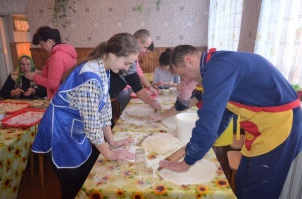 Новий флешмоб: у волинському селі ліпили вареники для військових