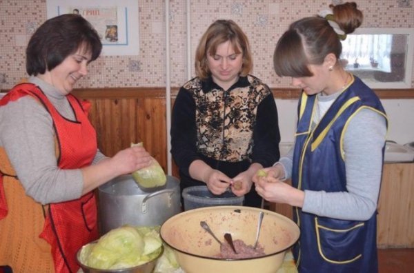 Новий флешмоб: у волинському селі ліпили вареники для військових