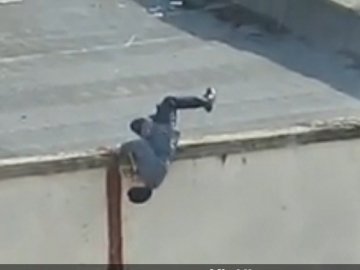 У Харкові зняли на відео «маніяка», який стріляв в авто, а потім застрелився