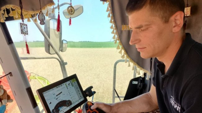 На Волині тривають жнива: аграрії обмолотили 60% площ ріпаку