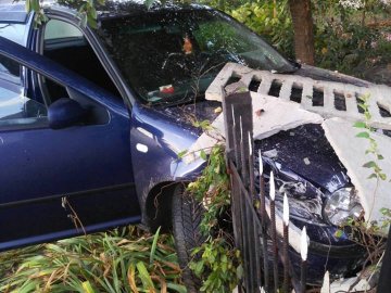Нічна аварія в Ківерцях: автівка влетіла паркан, а нетверезий водій втік