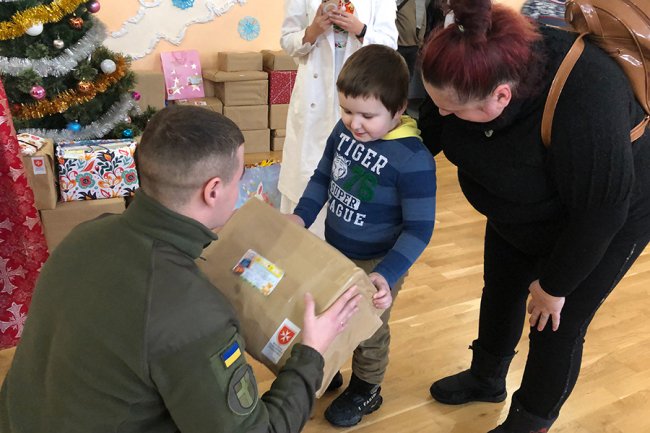 «Один хлопчик замовив у Миколая перемогу»: луцькі нацгвардійці влаштували свято для дітей у реабілітаційному центрі