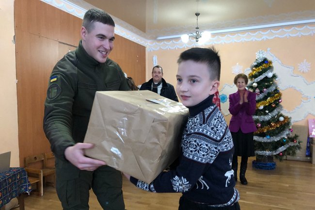 «Один хлопчик замовив у Миколая перемогу»: луцькі нацгвардійці влаштували свято для дітей у реабілітаційному центрі